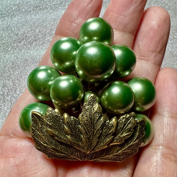 Vintage 1930 Art Deco, Coat or dress Brooch/pin. Cluster green simulated pearls. - Picture 3 of 13